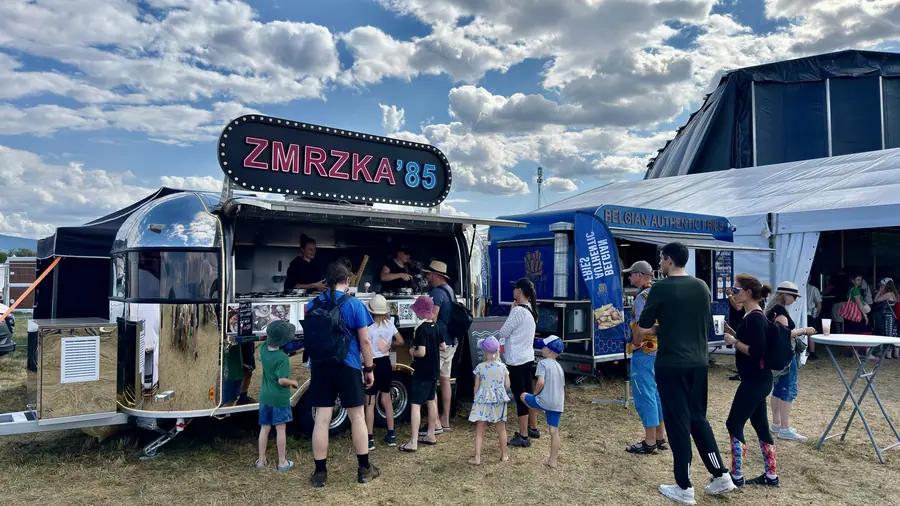 Ľudia pred foodtruckom ZMRZKA '85 na Pohoda festivale 2026