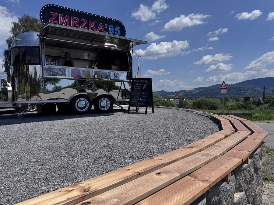 Foodtruck ZMRZKA '85 s výhľadom na hory