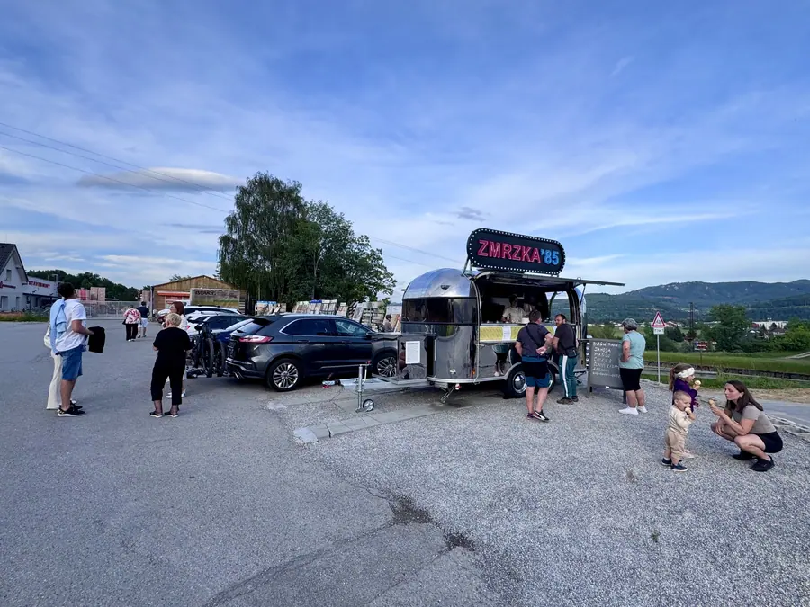 Foodtruck ZMRZKA '85 pri podvečernej zastávke