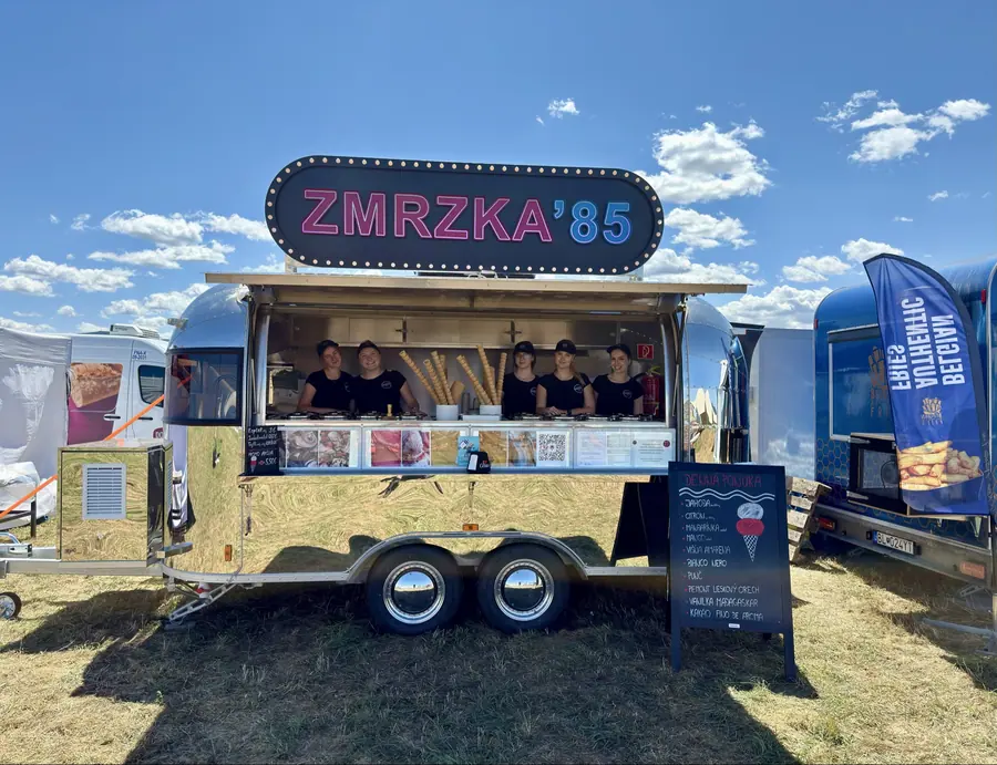 Foodtruck ZMRZKA '85 s obsluhou v okienku na Pohoda festivale 2026