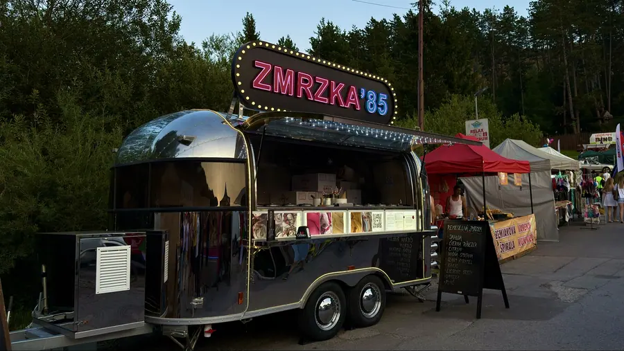Foodtruck ZMRZKA '85 za súmraku na Jánošíkových dňoch